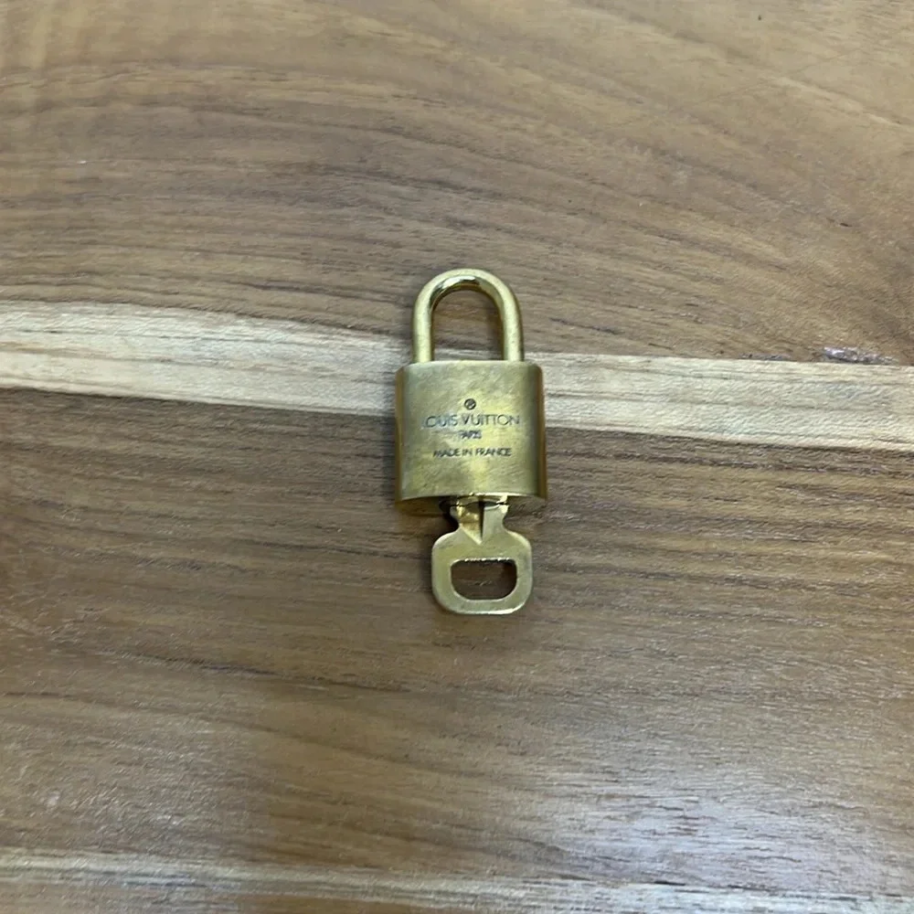 #303 Authentic Louis Vuitton Vintage Padlock Lock & Key Set Brass 300 Series - Picture 4 of 4